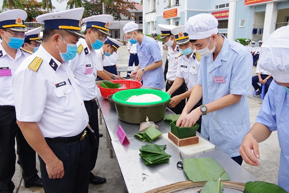 Ban tổ chức kiểm tra các đội gói bánh.